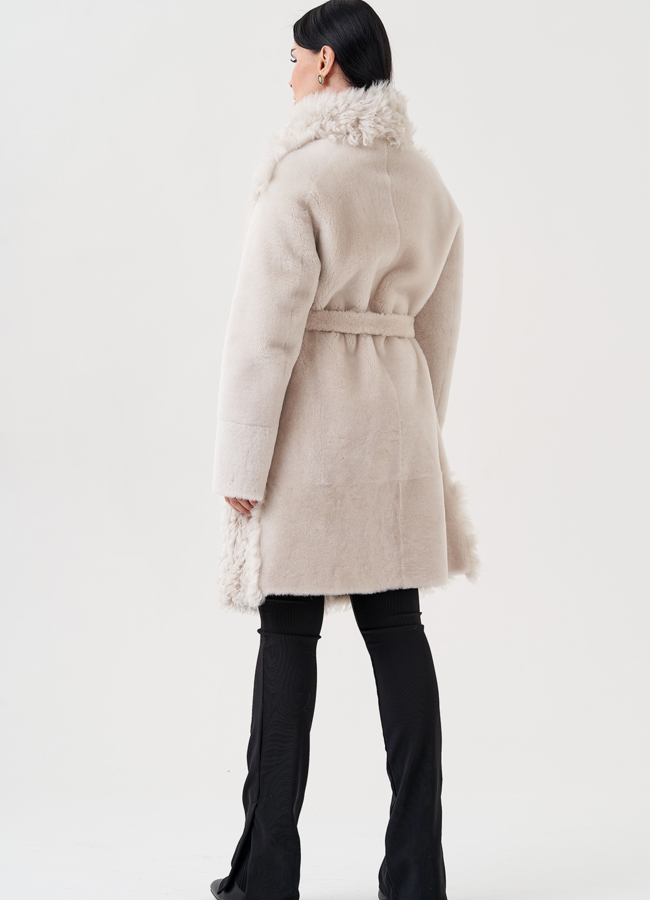 Женская дубленка бежевого цвета  модель № 23911 универмаг малина