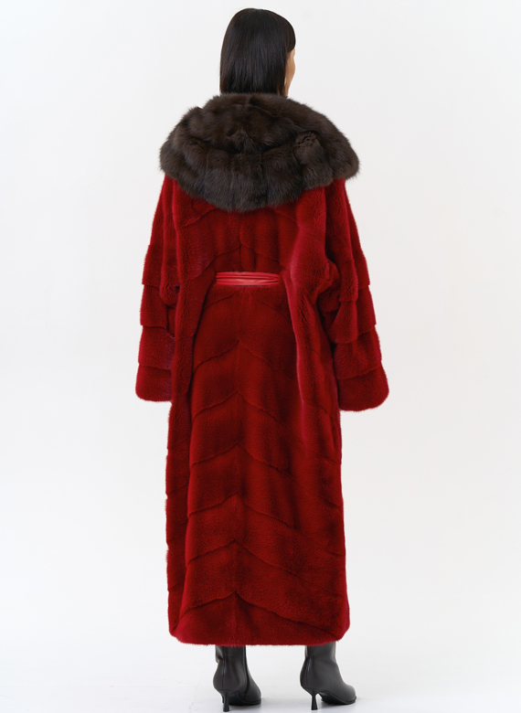 Красная норковая шуба с капюшоном из меха куницы