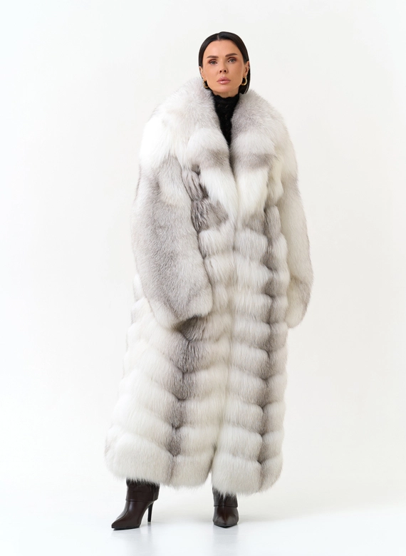 Удлиненная шуба из лисы с английским воротником белого цвета фото