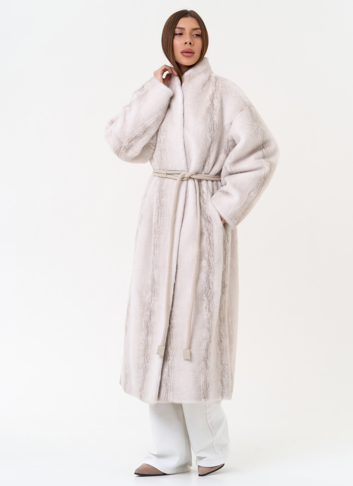 Светлое пальто из эко меха с поясом