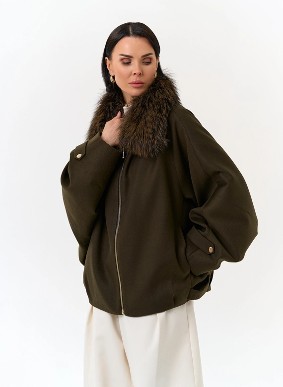 Женское укороченное пальто с отделкой из меха лисы
