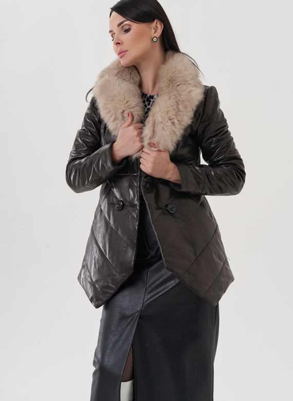 Кожаная куртка на пуговицах с английским воротником, отделка песец