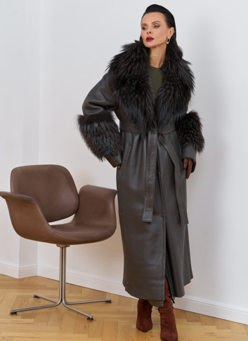 Женская натуральная дубленка с отделкой из меха лисы