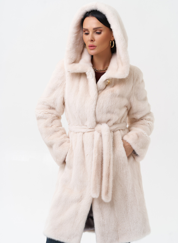 Светлая шуба с поясом из норки