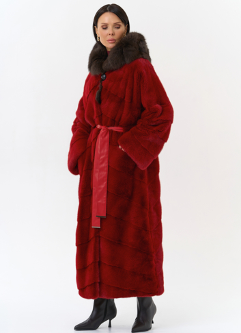 Красная норковая шуба с капюшоном из меха куницы